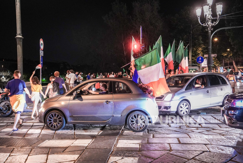 Suporter Italia merayakan kemenangan timnya di Kejuaraan Euro 2020 dengan berpawai di Kota Turin, Italia,12 Juli 2021.