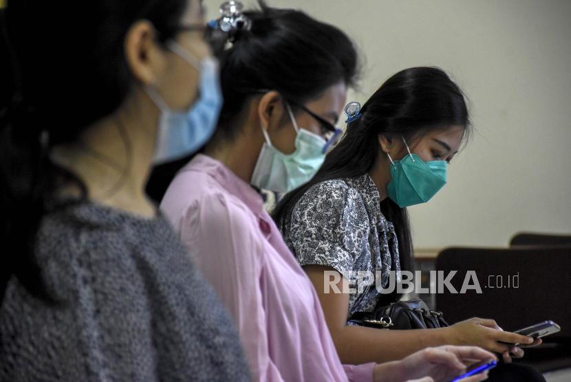 Sejumlah relawan mengikuti simulasi Uji Klinis Vaksin Covid-19 di Rumah Sakit Pendidikan Universitas Padjadjaran, Jalan Prof. Eyckman, Kota Bandung, Kamis (6/8). Simulasi tersebut dilakukan untuk melihat kesiapan tenaga medis dalam penanganan dan pengujian klinis tahap III vaksin Covid-19 yang dimulai pada Selasa (11/8) di Kota Bandung. Foto: Abdan Syakura/Republika