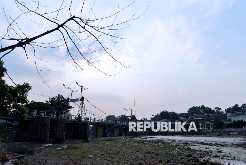 Debit air yang menyusut di Bendung Katulampa, Kota Bogor, Jawa Barat, Rabu (15/7/2026). Tinggi Muka Air (TMA) sungai Ciliwung di Bendung Katulampa, Bogor menyusut hingga 10 cm yang disebabkan kawasan hulu atau Puncak, Bogor tidak mengalami hujan deras sejak musim kemarau di bulan Juli. 
