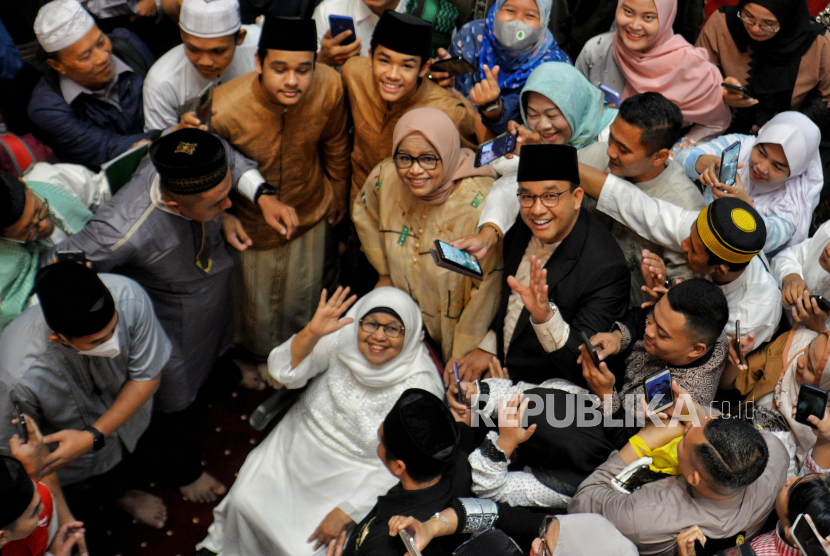 Mantan Gubernur DKI Jakarta Anies Rasyid Baswedan bersama istrinya Fery Farhati dan ibunya beserta anaknya menyapa jamaah usai melaksanakan sholat Idul Fitri di Masjid Istiqlal, Jakarta Pusat, Sabtu (22/4/2023). 