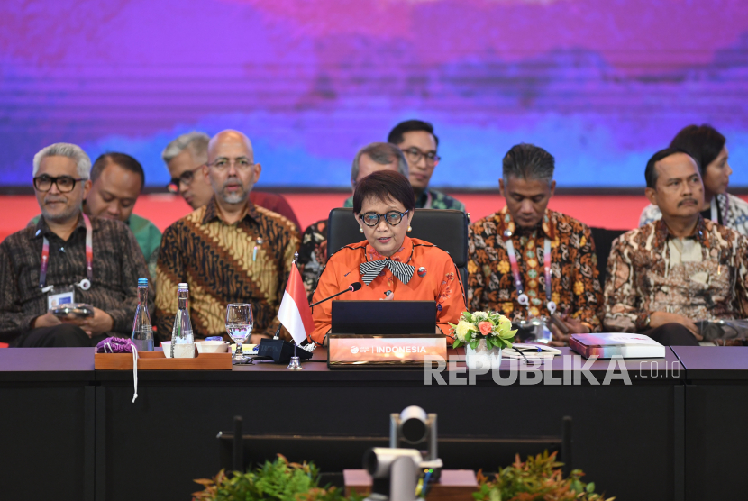 Menlu Retno Marsudi (tengah) menyampaikan pandangannya dalam Pertemuan Ke-24 Menteri Luar Negeri ASEAN Plus Tiga (APT FMM) di Jakarta, Kamis (13/7/2023). 