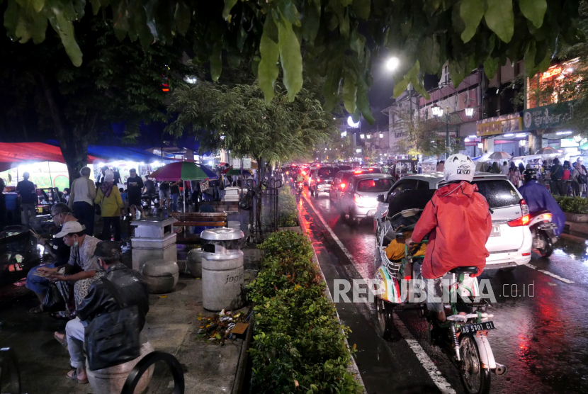 Pengunjung memadati jalur pedestrian di kawasan wisata Malioboro, Yogyakarta, Jumat (30/10) malam. Libur panjang kunjungan wisatawan ke Malioboro melonjak. Malioboro masih menjadi destinasi utama wisatawan untuk berbelanja oleh-oleh.
