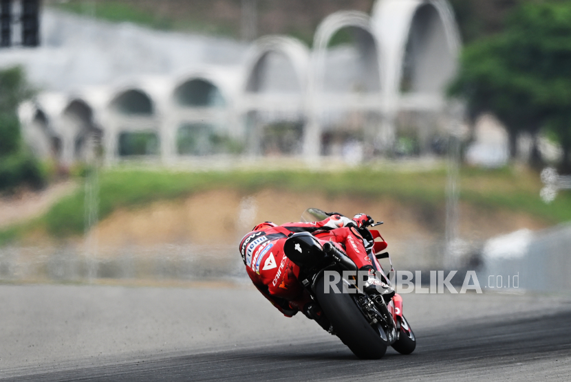 Pembalap Ducati Lenovo Team Jack Miller memacu kecepatan sepeda motornya pada hari terakhir tes pramusim MotoGP 2022 di Pertamina Mandalika International Street Circuit, Lombok Tengah, NTB, Ahad (13/2/2022). 