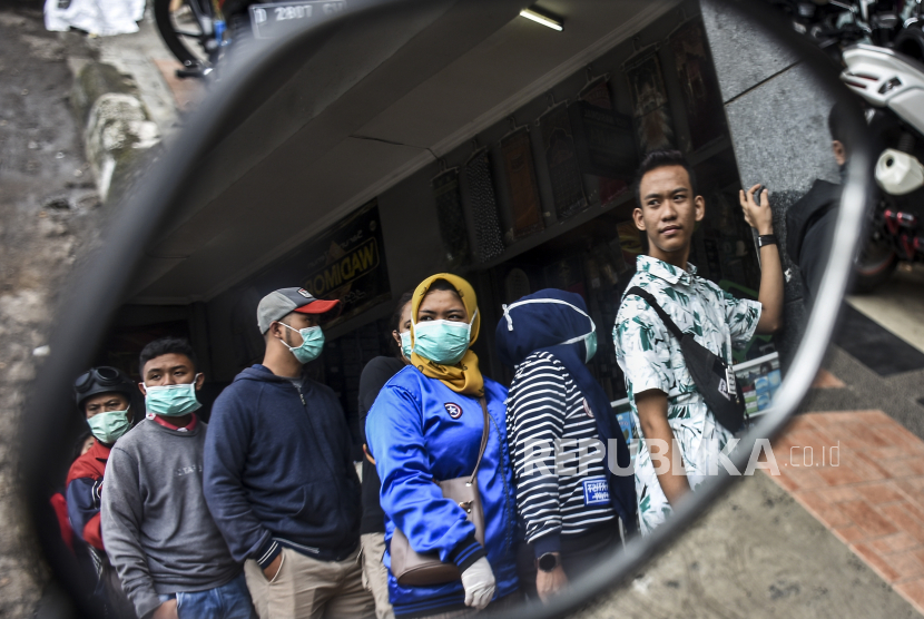 Sejumlah warga mengantre untuk membeli masker dan cairan antiseptik pembersih tangan di salah satu pusat penjualan Alat Kesehatan dan Kedokteran di Jalan Suniaraja, Kota Bandung, pekan lalu. Pemerintah diminta mendahulukan kesehatan masyarakat di atas urusan ekonomi.