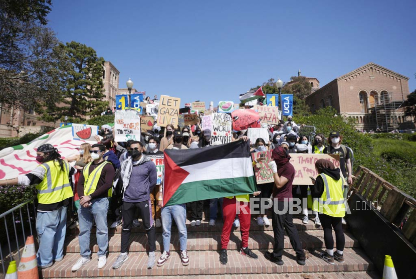 Demonstran berkumpul di kampus UCLA, setelah bentrokan malam hari antara kelompok Pro-Israel dan Pro-Palestina, Rabu, (1/5/2024), di Los Angeles.