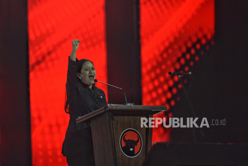 Ketua DPP PDIP Puan Maharani membacakan rekomendasi eksternal saat Penutupan Rapat Kerja Nasional (Rakernas) Ke-V PDIP di Beach City International Stadium Ancol, Jakarta, Ahad (26/5/2024). Rakernas V PDIP menghasilkan 17 poin rekomendasi eksternal, Salah satu poin rekomendasi yakni meminta kesediaan Megawati Soekarnoputri kembali menjadi Ketum partai periode 2025-2030. Selain itu Rakernas V PDIP menilai bahwa Pemilu 2024 merupakan pemilu yang paling buruk dalam sejarah demokrasi Indonesia.