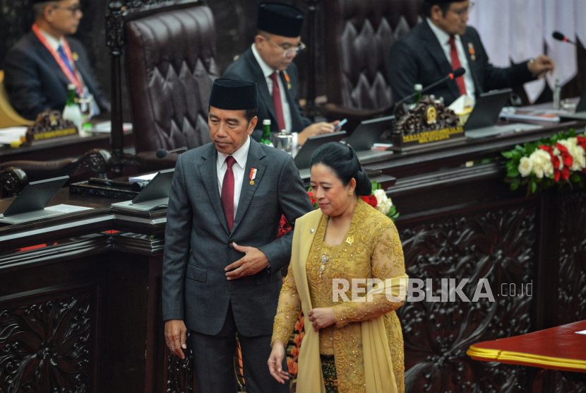 Presiden Joko Widodo bersama Ketua DPR Puan Maharani usai menandatangani berita acara penyerahan RUU Tentang APBN Tahun Anggaran 2025 dalam Sidang Paripurna DPR, di Jakarta, Jumat (16/8/2024).