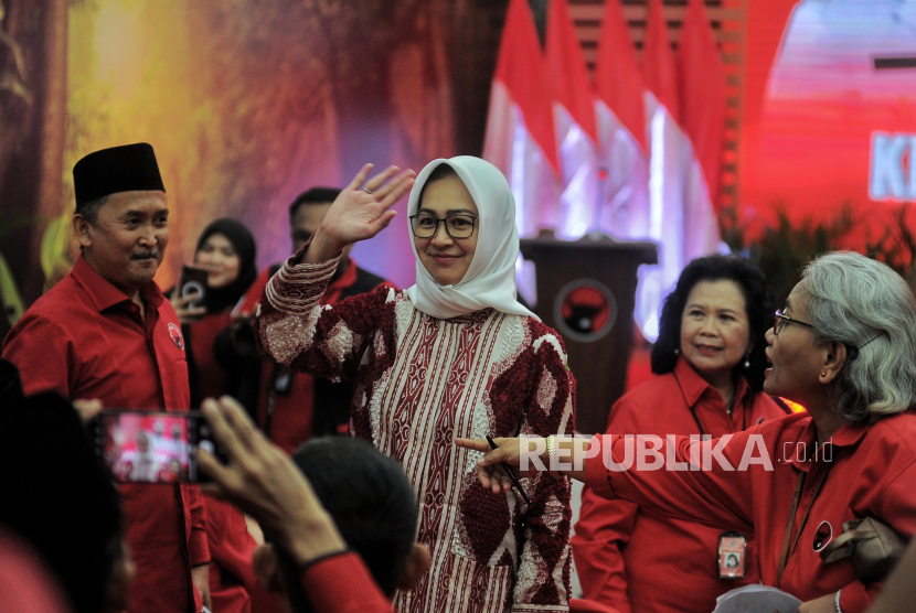 Bakal calon gubernur dan wakil gubernur Banten Airin Rachmi Diany (tengah) dan Ade Sumardi (kiri) menyapa awak media saat menghadiri pengumuman bakal calon kepala daerah untuk Pilkada 2024 di Kantor DPP PDI Perjuangan, Jakarta, Senin (26/8/2024). PDIP mengumumkan 60 calon kepala daerah yang terdiri dari enam bakal calon gubernur dan bakal calon wakil gubernur, 38 bakal calon bupati dan bakal calon wakil bupati, serta 16 bakal calon wali kota dan bakal calon wakil wali kota untuk ikut dalam Pilkada serentak 2024.