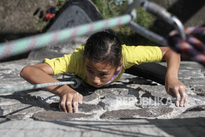 Anak-anak dari sekolah panjat tebing Jogja Climbing Club (JCC) berlatih di jembatan Babarsari, Sleman, DI Yogyakarta, Ahad (7/6/2020). Olahraga ekstrem panjat tebing yang mengandalkan kekuatan tangan dan kaki dan memiliki standar keamanan tinggi kini makin digemari dengan ramainya komunitas dan sekolah panjat tebing
