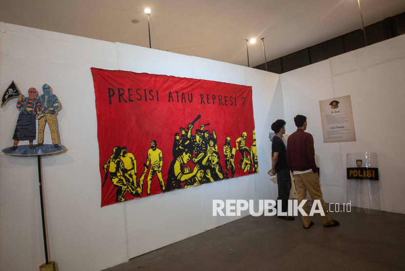 Melihat Pameran Seni Surat untuk Polisi