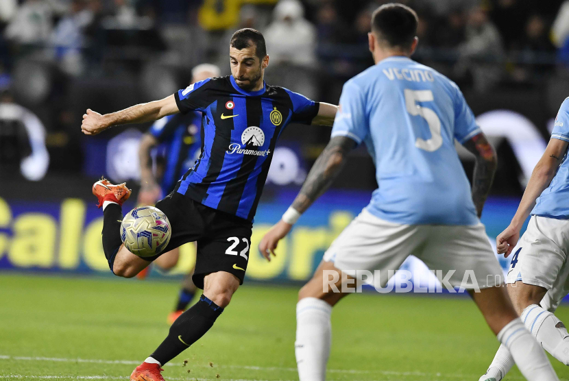 Pemain Inter Milan Henrikh Mkhitaryan (kiri).