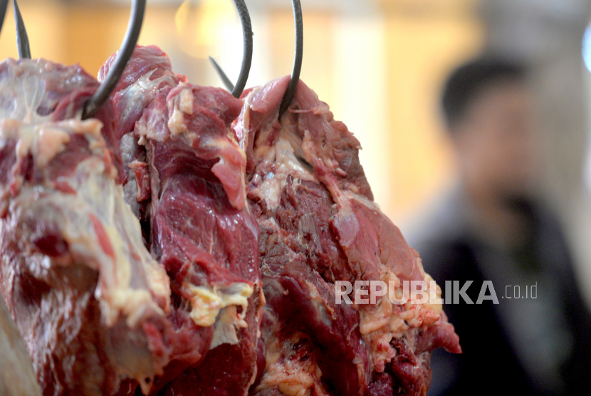 Daging sapi dijajakan pedagang di Pasar Beringharjo, Yogyakarta, Rabu (9/3/2022). Menteri Pertanian (Mentan) Syahrul Yasin Limpo, menyampaikan total stok sapi lokal saat ini mencapai 234 ribu ton. 