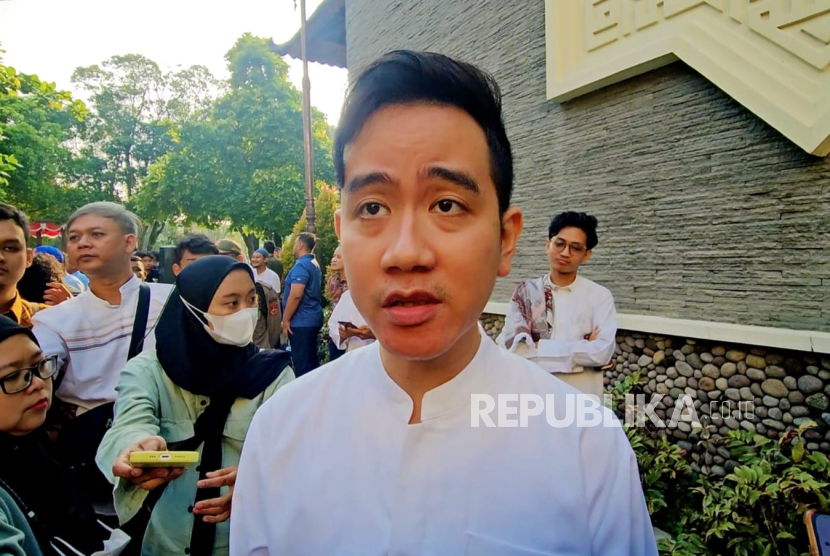 Wakil Presiden Terpilih 2024 Gibran Rakabuming Raka melakukan blusukan sekaligus membagikan susu dan buku kepada warga di kawasan kampung padat di Pasar Manggis, Jakarta Selatan, Rabu (3/7/2024).