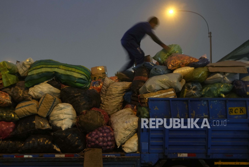 Seorang pria mengatur karung sayuran di atas truk (ilustrasi). Pengendalian inflasi pangan bulan Juli 2023 akan terus difokuskan pada upaya memperkuat konektivitas pangan antardaerah. 