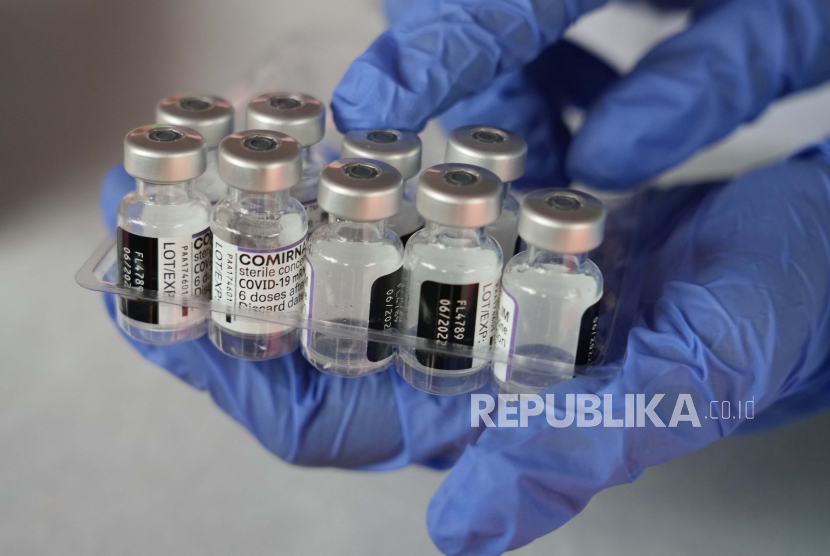 Seorang pekerja medis menunjukkan botol vaksin Pfizer COVID-19 selama kampanye vaksinasi di Stadion Patriot Candrabhaga di Bekasi di pinggiran Jakarta, Indonesia. Selasa, 8 Februari 2022. Pemerintah Jepang mengatakan setuju membeli 10 juta dosis tambahan vaksin Covid-19 dari Pfizer.