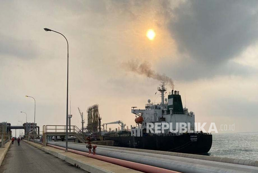 Kapal Iran yang membawa makanan mendekati pelabuhan La Guaira, Venezuela. Ilustrasi.