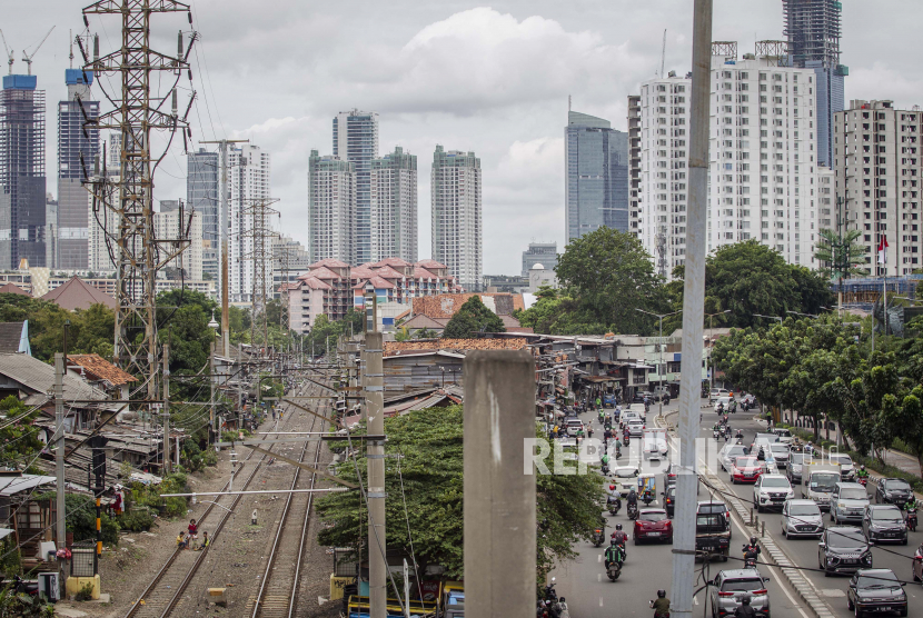 Suasana permukiman padat penduduk dengan latar belakang gedung bertingkat di kawasan Pejompongan, Jakarta, Senin (21/12). Badan Pusat Statistik (BPS) mencatat, jumlah penduduk Indonesia per September 2020 mencapai 270,20 juta jiwa. 