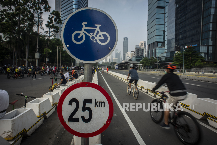 Pesepeda melintas di Jalan Jenderal Sudirman, Jakarta, Ahad (6/6/2021). Pesepeda diminta untuk putar balik saat melintas di Jl Sudirman ketika pemberlakuan PPKM Darurat, Sabtu (3/7).
