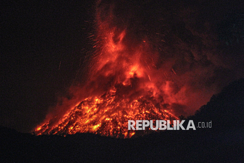 Lava pijar keluar dari kawah Gunung Lewotobi Laki-laki tampak dari Desa Konga di Titehena, Kabupaten Flores Timur, Nusa Tenggara Timur, Ahad (10/11/2024). Gunung Lewotobi Laki-laki hingga Ahad (10/11) pagi masih terpantau mengalami erupsi dan mengeluarkan lava pijar ke berbagai penjuru. 