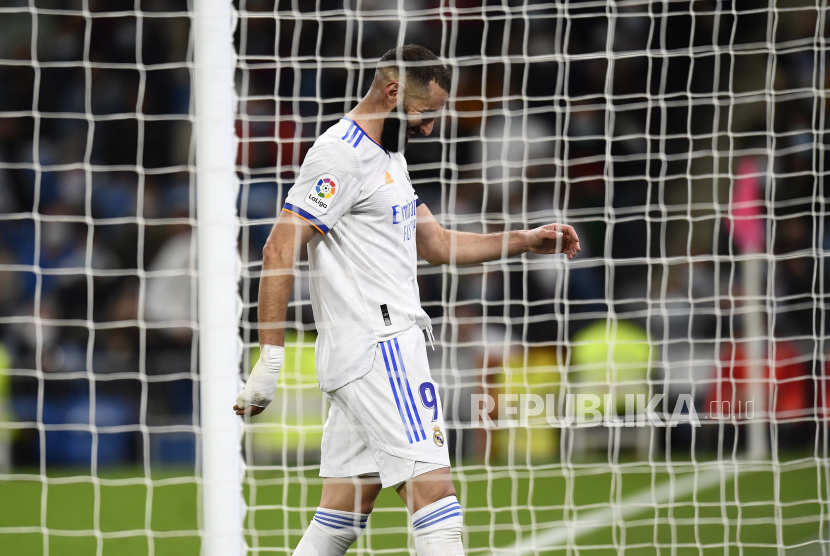  Reaksi pemain Real Madrid Karim Benzema pada pertandingan sepak bola La Liga Spanyol antara Real Madrid dan Osasuna di stadion Santiago Bernabeu di Madrid, Spanyol, Kamis (28/10) dini hari WIB. 