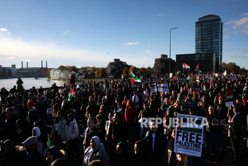 Ribuan peserta demo Palestina saat melakukan aksi unjuk rasa di Stasiun Waterloo di pusat kota London, Inggris, Sabtu (11/11/2023).