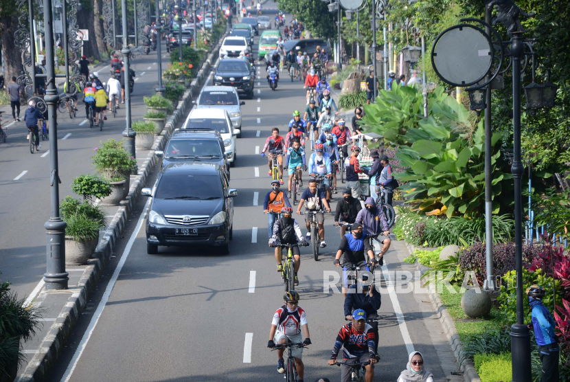 Ribuan pesepeda memadati Jalan Ir H Djuanda, Kota Bandung, Ahad (28/6). Meningkatnya pengguna sepeda di Kota Bandung diharpakan membawa dampak positif. Selain baik untuk daya tahan tubuh di masa pandemi, juga berkurangnya penggunaan kendaraan bermotor pribadi di jalan dan kualitas udara kota membaik.