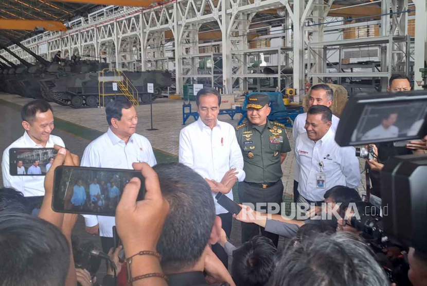 Presiden Joko Widodo (Jokowi) mengunjungi PT Pindad untuk meninjau kendaraan tempur, Selasa (19/9/2023). Jokowi menilai kendaraan tempur produksi PT Pindad berkembang cepat.