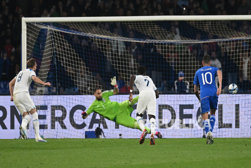 Harry Kane dari Inggris (kiri) mencetak gol kedua timnya pada pertandingan sepak bola kualifikasi Euro 2024 antara Inggris dan Italia di Stadion Diego Armando Maradona di Naples, Italia, (23/3/2023). Itu adalah gol ke-54 Kane untuk Inggris, menjadikannya pencetak gol terbanyak untuk tim Inggris.