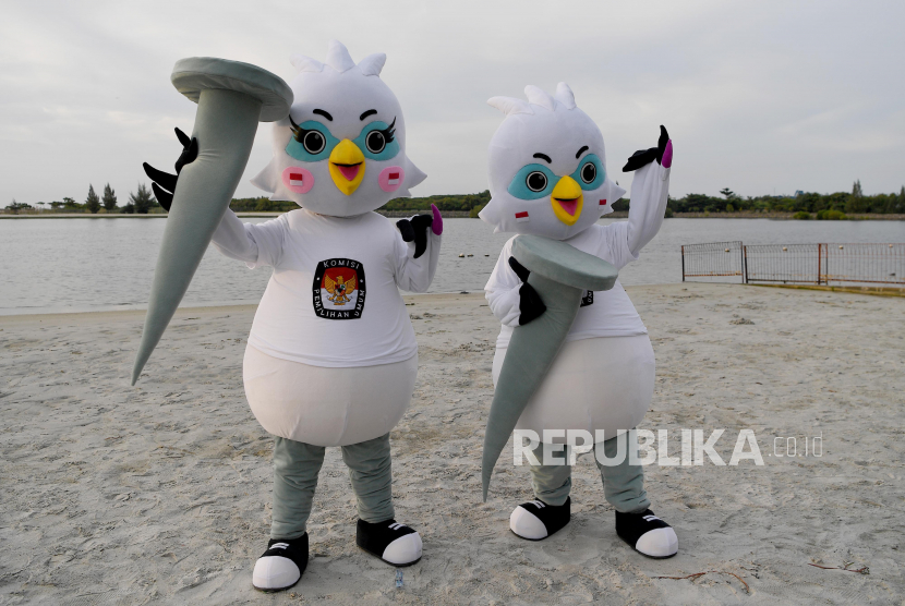 Warga dengan memakai kostum maskot Pemilu 2024 Sura dan Sulu berpose usai peluncurannya di Ancol, Jakarta Utara, Jumat (2/12/2022). KPU secara resmi meluncurkan maskot Pemilu 2024. Lagu Coklat dan Jalak Bali Resmi Jadi Jingle dan Maskot Pemilu 2024 