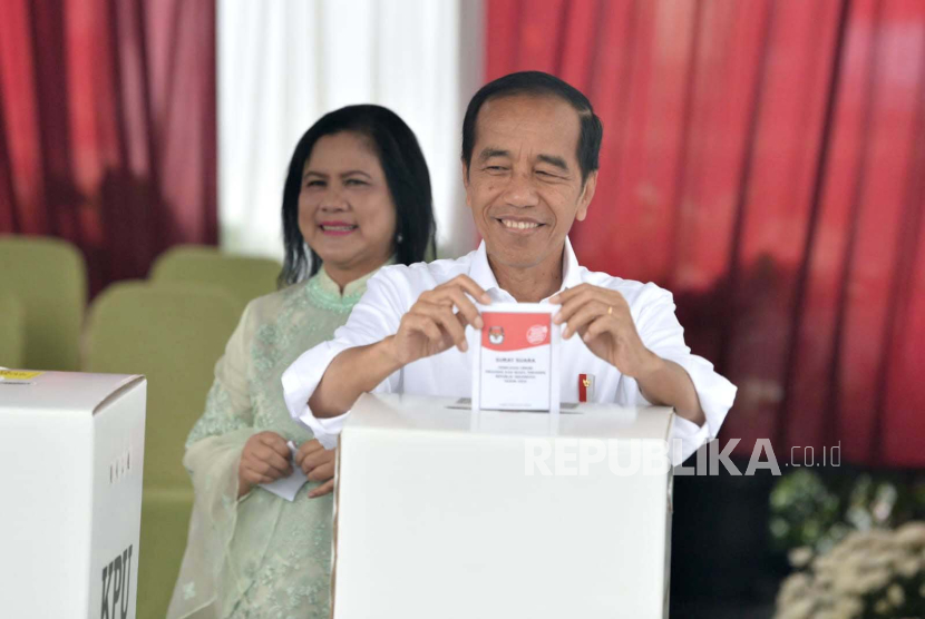 Presiden Joko Widodo bersama Ibu Negara Iriana menggunakan hak pilihnya di TPS 10 Kelurahan Gambir di Kompleks Kantor LAN, Jakarta, Rabu (14/2/2024). 