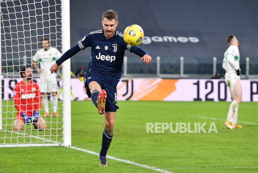 Pemain Juventus Aaron Ramsey merayakan setelah mencetak gol kedua timnya pada pertandingan sepak bola Serie A Italia Juventus FC vs US Sassuolo Calcio di Stadion Allianz di Turin, Italia, Senin (11/1) dini hari WIB.