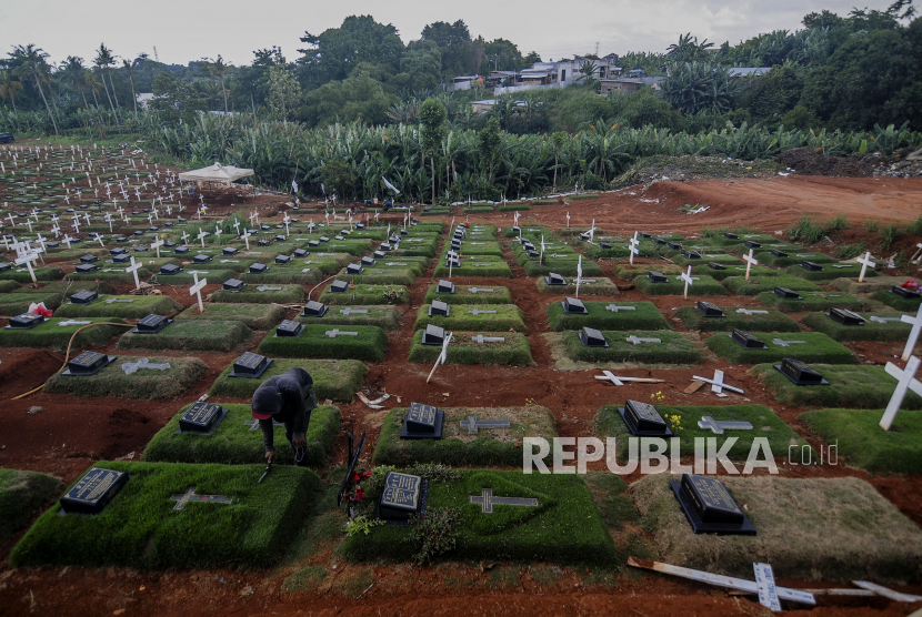 Suasana di area pemakaman jenazah Covid-19 di TPU Pondok Ranggon, Jakarta Timur, Rabu (2/12).