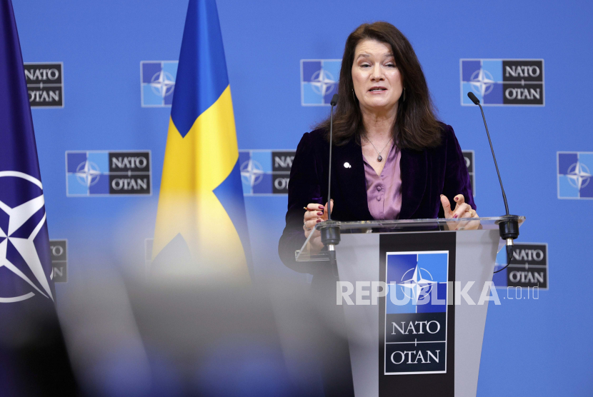 Menteri Luar Negeri Swedia Ann Linde berbicara selama konferensi media di markas NATO di Brussels, Senin, 24 Januari 2022.