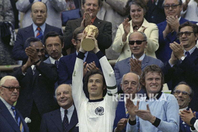 Kapten Jerman Barat Franz Beckenbauer mengangkat trophy Piala Dunia seusai mengalahkan Belanda pada pertandingan Final Piala Dunia di Stadion Olimpiade Munchen, Jerman, 7 Juli 1974. 