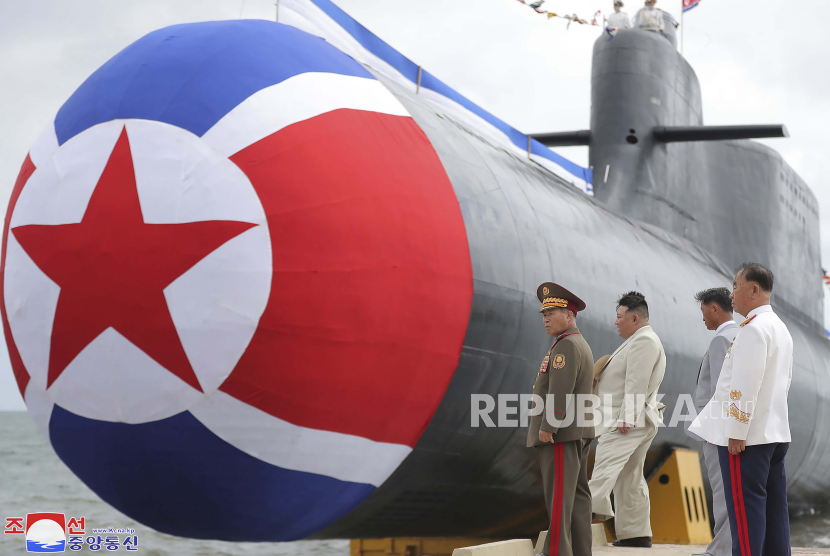 Pemimpin Korea Utara Kim Jong Un (kedua dari kiri) melihat kapal selam nuklir baru di tempat yang tidak ditentukan di Korea Utara pada 6 September 2023.