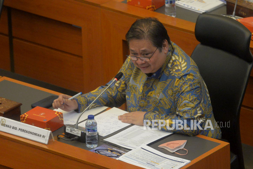 Menko Perekonomian Airlangga Hartarto mengikuti rapat kerja dengan DPR di Kompleks Parlemen, Senayan, Jakarta, Senin (6/6/2022). (Ilustrasi)