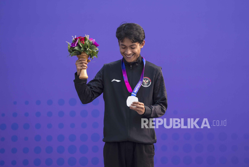Tambahan medali bagi kontingen Indonesia pada Rabu (27/9/2023) dipersembahkan oleh atlet skateboard Sanggoe Darma Tanjung yang meraih medali perak dari nomor men's street.