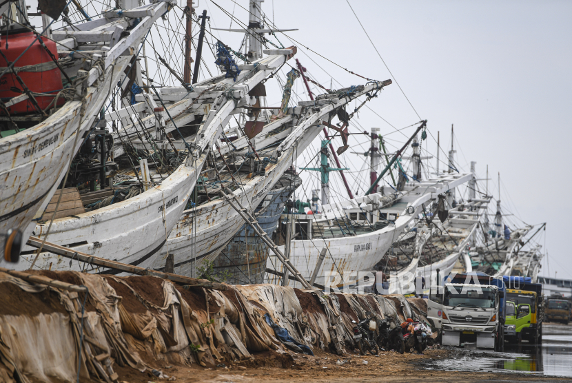 Sejumlah perahu bersandar di dekat tanggul semi permanen di Pelabuhan Sunda Kelapa, Jakarta, Rabu (10/1/2024). Tanggul sementara dari tanah setinggi dua meter sebagai penahan banjir rob tersebut mulai terkikis dan belum ada perbaikan dari pihak terkait. 