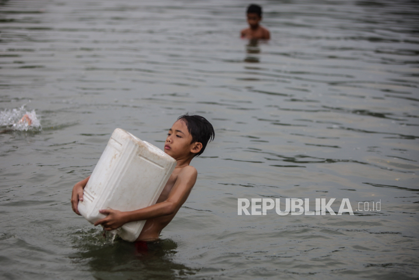 Ketahanan air di Indonesia menuju krisis dengan ditandainya kekeringan yang melanda sejumlah daerah dan kesulitan air bersih.