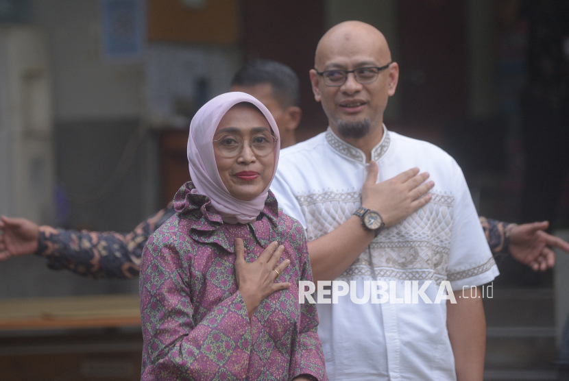 Mantan Direktur Utama PT ASDP Indonesia Ferry Ira Puspadewi bersama Mantan Direktur PT ASDP Indonesia Ferry Harry Muhammad Adhi Caksono usai bebas dari Rutan KPK, Gedung Merah Putih, Jakarta,Jumat (28/11/2025). Mantan Dirut ASDP Ira Puspadewi bersama dua direksi lainnya Muhammad Yusuf Hadi dan Harry Muhammad Adhi Caksono resmi bebas dari rutan KPK setelah ketiganya menerima rehabilitasi dari presiden Prabowo Subianto. Sebelumnya Ira Puspadewi divonis 4,5 tahun penjara sedangkan Muhammad Yusuf Hadi dan Harry Muhammad Adhi Caksono masing-masing dijatuhi pidana 4 tahun penjara dalam kasus dugaan korupsi Kerja Sama Usaha (KSU) dan akusisi PT Jembatan Nusantara (JN) oleh PT ASDP tahun 2019-2022 yang dinilai merugikan negara mencapai Rp 1,253 triliun.