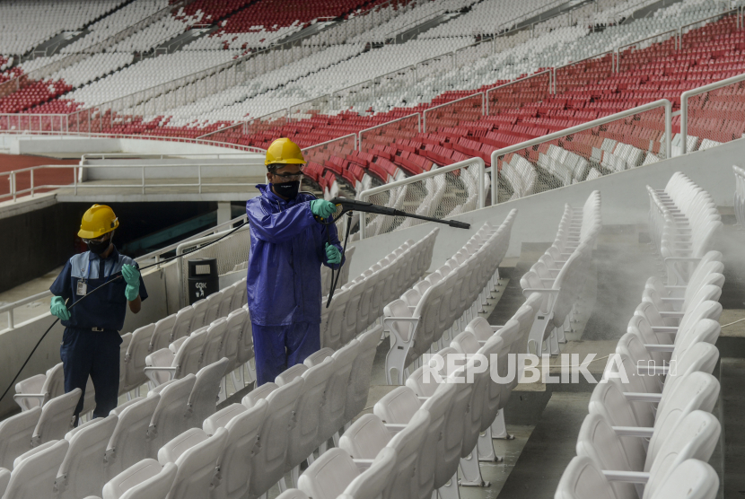 Petugas menyemprotkan cairan disinfektan di bangku penonton di Stadion Utama Gelora Bung Karno, Jakarta, Kamis (26/3). Penyemprotan disinfektan itu untuk mengantisipasi penyebaran virus corona atau Covid-19 di lingkungan Stadion Utama Gelora Bung Karno