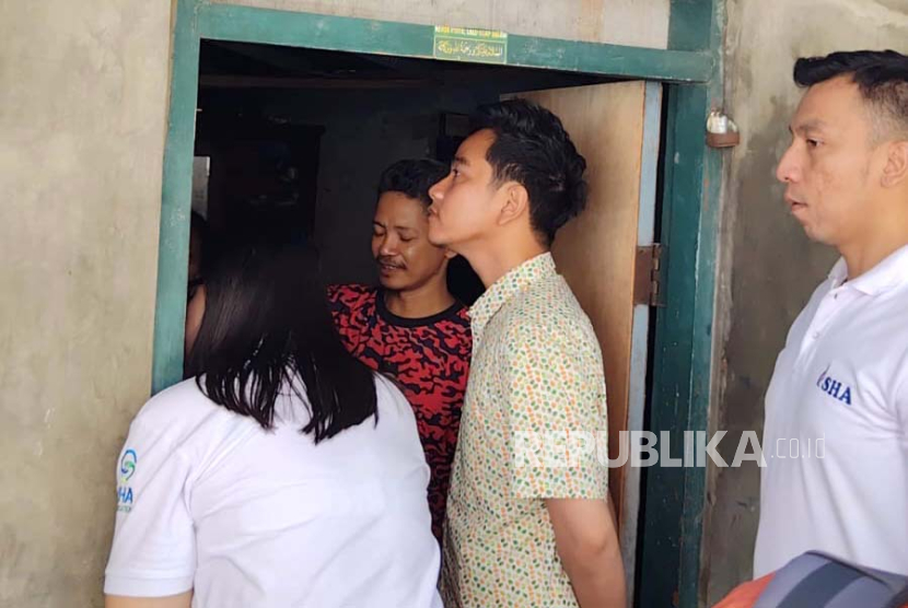 Wali Kota Solo Gibran Rakabuming Raka meninjau progres perbaikan rumah tidak layak huni (RTLH) di Mojo, Kota Solo, Jawa Tengah, Senin (12/2/2024). 