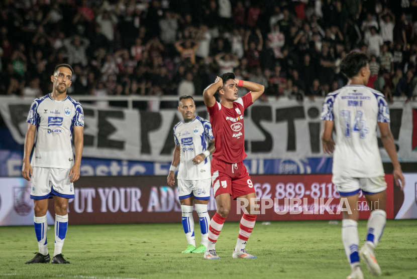 Ekspresi pesepak bola Persis Solo Ramadhan Sananta (kedua kanan) ketika gagal memanfaatkan peluang untuk mencetak gol ke gawang PSIS Semarang pada pertandingan BRI Liga I 2024/2025 di Stadion Manahan, Solo, Jawa Tengah, Sabtu (17/8/2024). PSIS Semarang menang atas Persis Solo dengan skor 1-0. Gol PSIS dicetak Alfeandra Dewangga menit ke-47. 