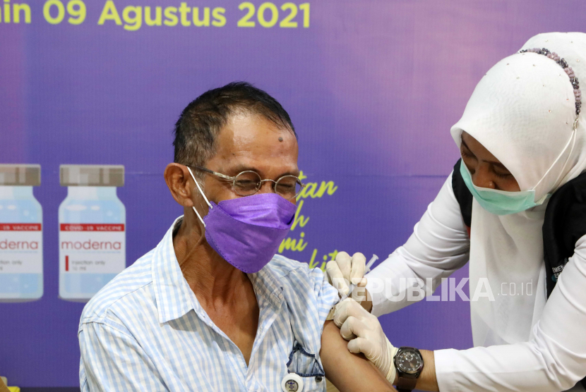 Ilustrasi vaksinasi Covid-19. Pemerintah menargetkan 70 persen penduduk kota aglomerasi di Jawa dan semua kabupaten di Bali sudah divaksinasi pada September 2021.