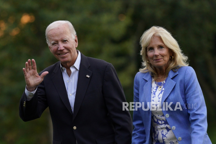 Ibu negara AS Jill Biden dinyatakan positif Covid-19. Sementara Presiden AS, Joe Biden dinyatakan negatif Covid-19. 