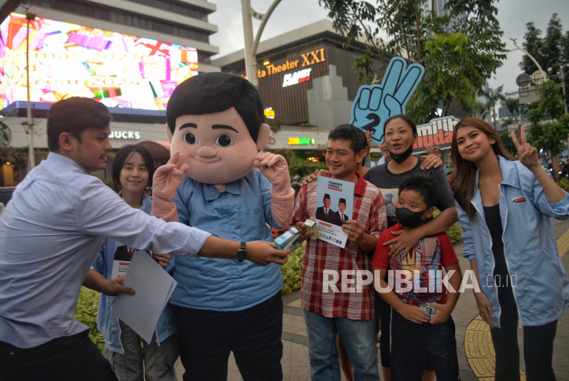 Fanta First Voters membagikan susu kepada warga di Kawasan Sarinah, Jakarta, Jumat (29/12/2023). Kegiatan pembagian susu ini merupakan bagian dari program kampanye pasangan nomor urut 2 yaitu Prabowo-Gibran.