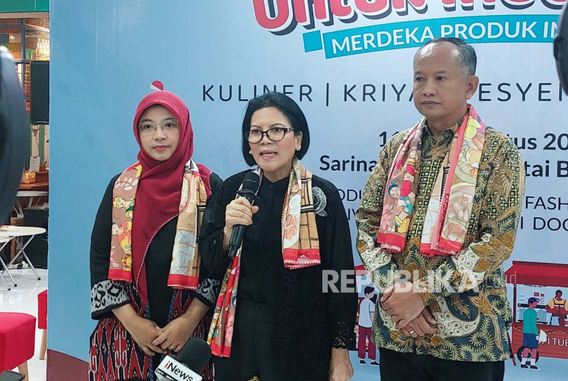 Staf Ahli Bidang Keuangan dan Pengembangan UMKM, Kementerian BUMN, Loto Srianita Ginting (tengah) dalam Bazar UMKM Pertamina dan AP II di Sarinah, Jakarta, Sabtu (12/8/2023). 