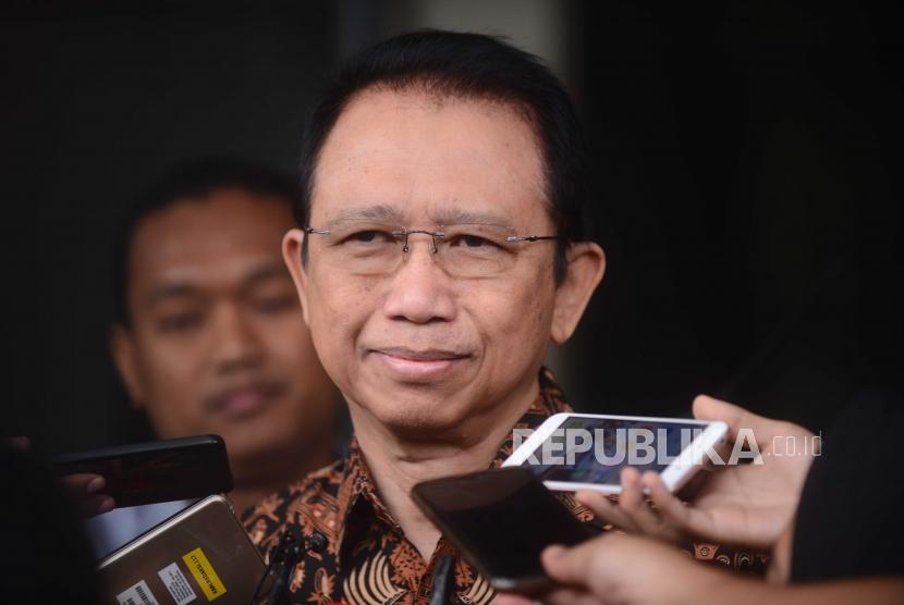  Diperiksa  KPK. Mantan Anggota DPR RI , Marzuki Alie (tengah) memberikan keterangan kepada media usai menjalani pemeriksaan di gedung  Komisi Pemberantasan Korupsi (KPK), Jakarta, Selasa (26/6).