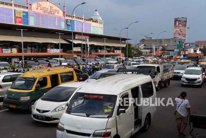 Suasana kemacetan di kawasan Jalan Ciledug Raya, Ciledug, Tangerang, Banten. 