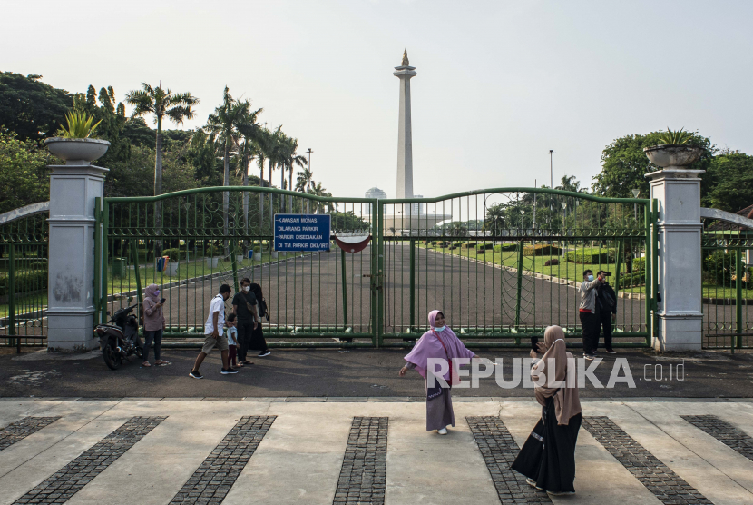 Sejumlah warga berfoto dengan latar belakang Monumen Nasional (Monas) (ilustrasi)